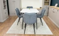 Set Masă Living Extensibilă CT106 Blat Ceramic Alb cu 4 Scaune DCM2001AF Gri
