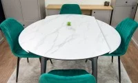 Set Masă Living Extensibilă CT106 Blat Ceramic Alb cu 4 Scaune Tapițate KJC104 Verzi