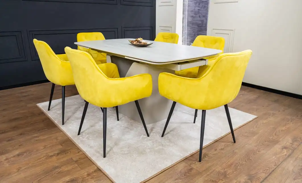 Set Masă Living Extensibilă DTM0405CS Blat Ceramic Bej cu 6 Scaune Tapițate KJC38 Galbene 3