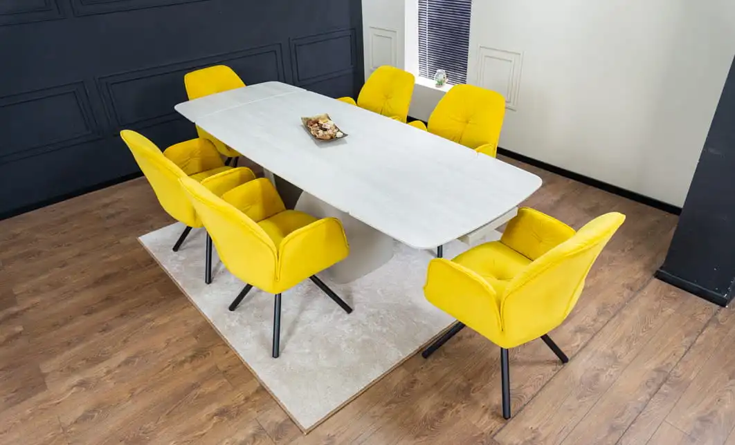 Set Masă Living Extensibilă DTM0405CS Blat Ceramic Bej cu 6 Scaune Rotative KJC80 Galbene 1