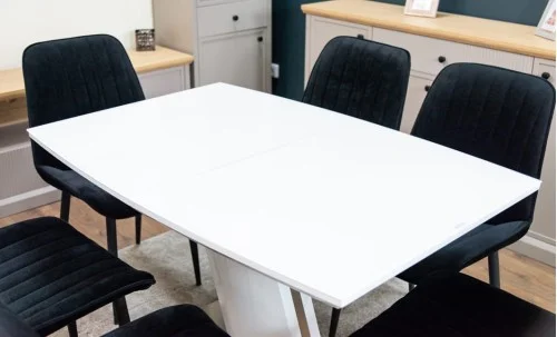 Set Masă Living Extensibilă KJT380 Blat Lucios Alb cu 6 Scaune Tapițate KJC176 Negre