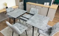 Set Masă Living Extensibilă KJT546 Gri cu 4 Scaune Tapițate KJC0357 Gri