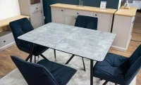 Set Masă Living Extensibilă KJT546 Gri cu 4 Scaune Tapițate KJC356 Negre