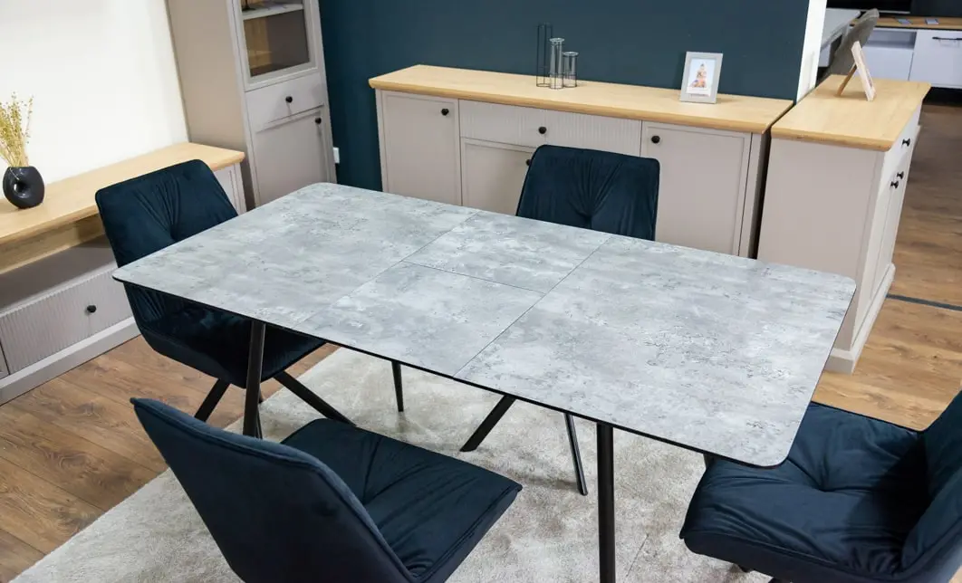 Set Masă Living Extensibilă KJT546 Gri cu 4 Scaune Tapițate KJC356 Negre