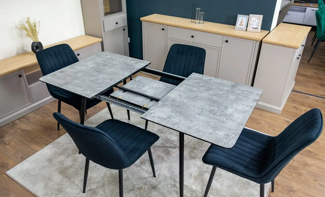 Set Masă Living Extensibilă KJT546 Gri cu 4 Scaune Tapițate KJC176 Negre