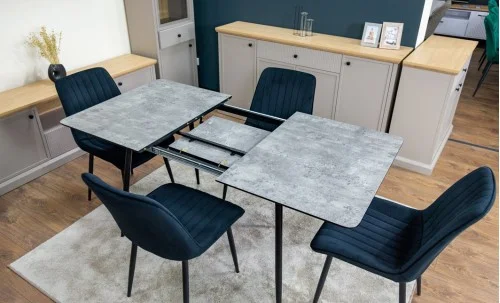 Set Masă Living Extensibilă KJT546 Gri cu 4 Scaune Tapițate KJC176 Negre